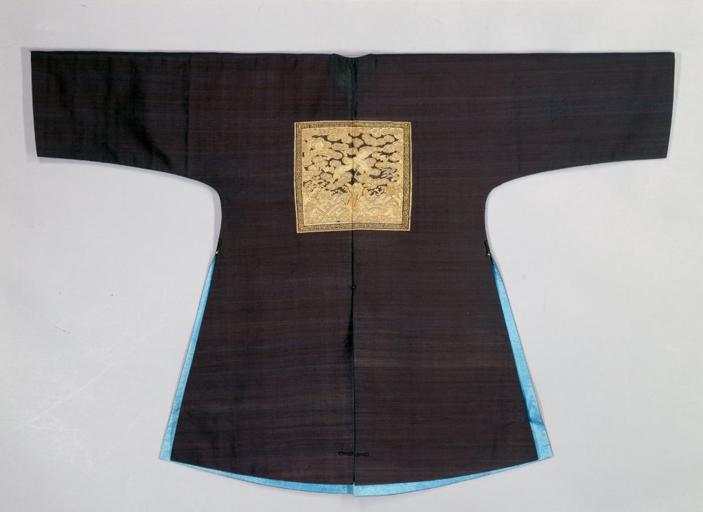 图片[2]-One piece patchwork suit with stone blue ground tapestry and gold pattern-China Archive